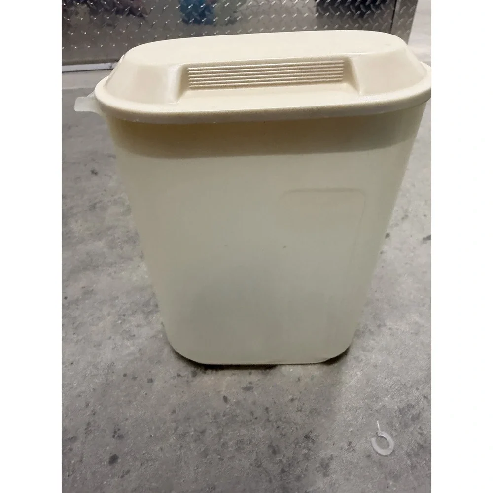 Vintage Rubbermaid Servin Saver #6 Beverage Container 2 1/2 Qt  Almond Lid